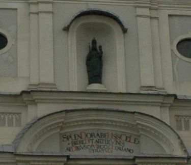 csiksomlyoi_kegytemplom_homlokzatan_a_kronosztikon..jpg